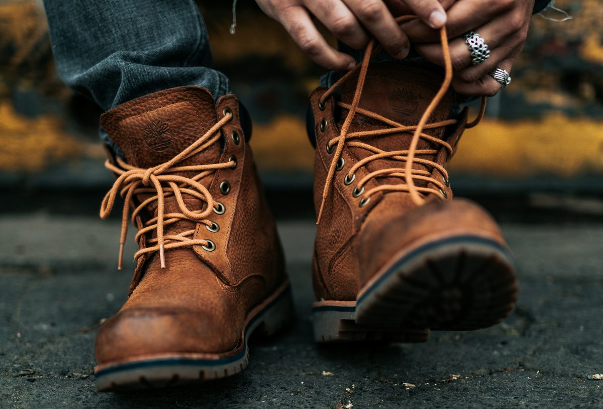 Leren werkschoenen veters strikken
